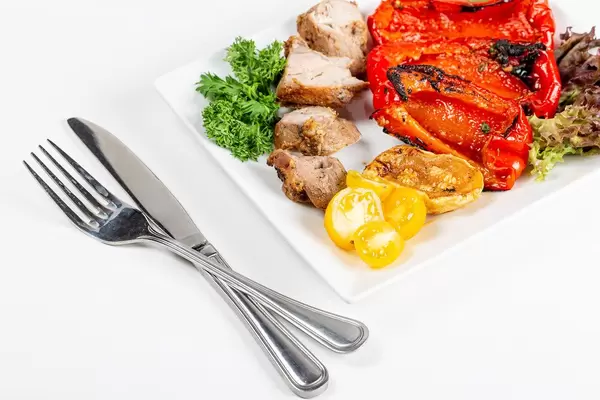 Grilled meat, pepper and zucchini with fresh slices of tomatoes and lettuce