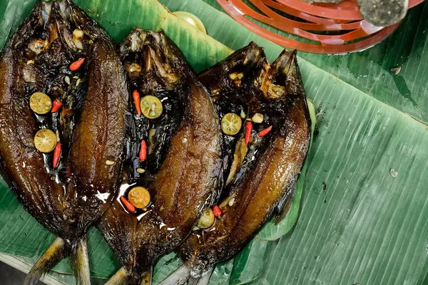 Grilled milkfish served on banana leaves (Flip 2019)