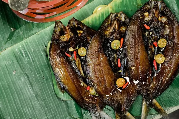 Grilled milkfish served on banana leaves