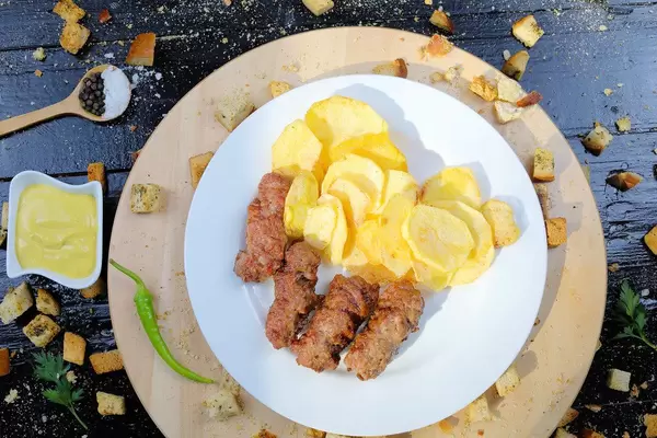 Grilled minced meat rolls with pan fried potatoes (Flip 2019)