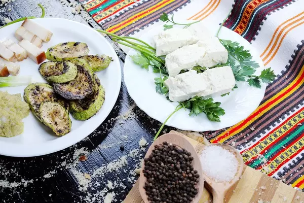 Grilled zucchini slices with bacon and sheep cheese (Flip 2019)