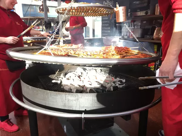 Grillstand am Weihnachtsmarkt mit Bratwürsten und Spießen