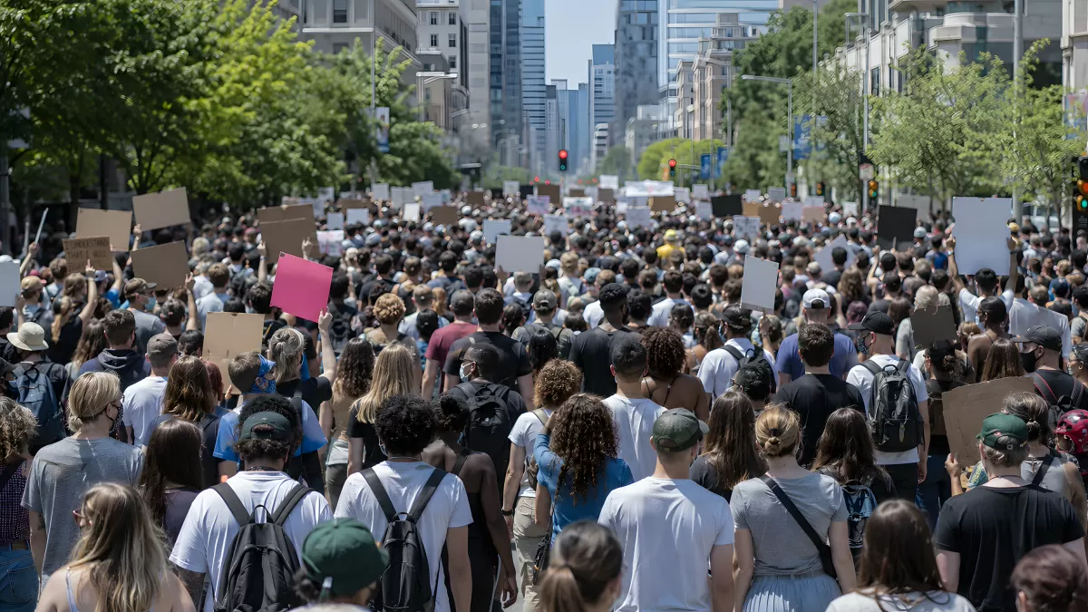 Großdemonstration zieht durch belebte Stadtstraße
