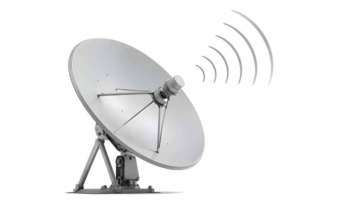 Große Parabolantenne sendet Funksignale aus