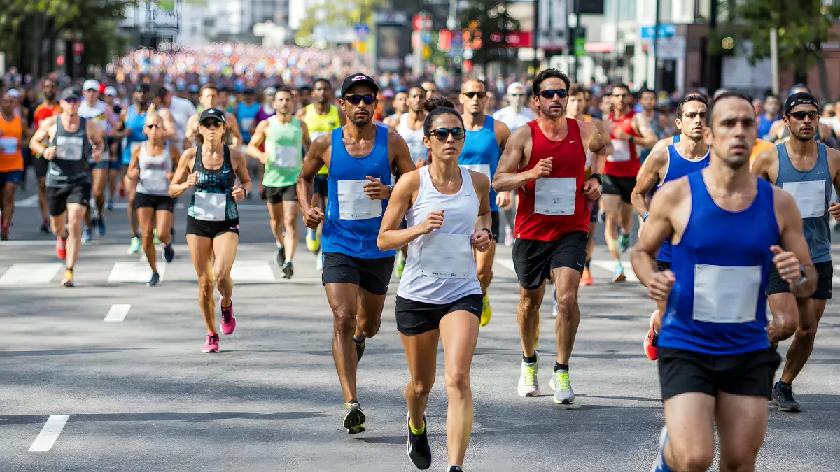 Große Stadtmarathon-Gruppe läuft durch breite Straße