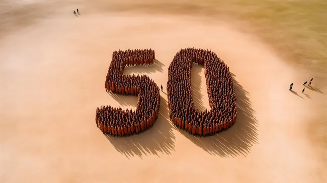 Große Zahl 50 aus Tausenden Menschenkörpern auf Sand