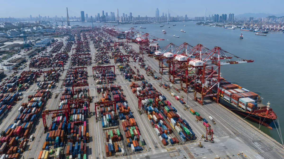 Großer Containerhafen aus der Vogelperspektive