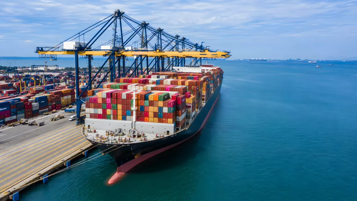Großes Containerschiff wird im Hafen be- und entladen