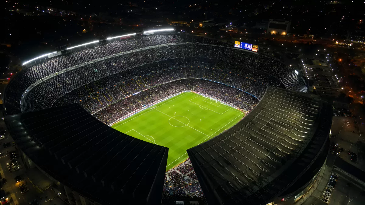 Großes Fußballstadion bei Nacht aus der Vogelperspektive