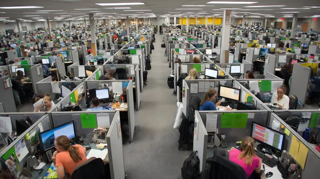 Großraumbüro mit Reihen von Call-Center-Mitarbeitern