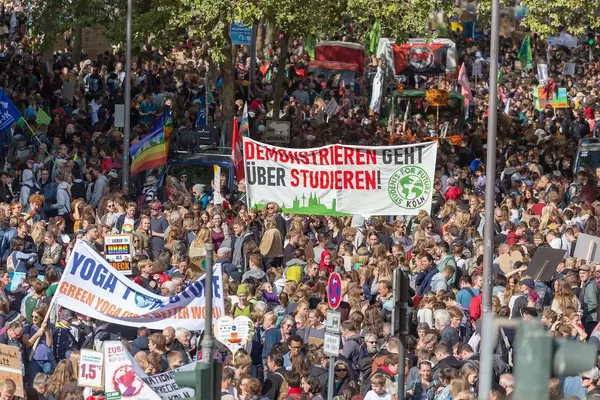 Großaufnahme der Menschenmassen auf der Klimademonstration mit den Students for Future im Fokus