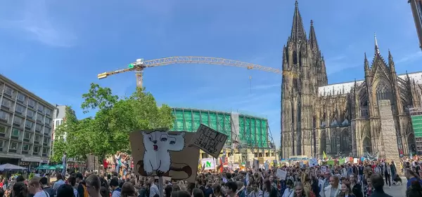Großdemonstration und Klimaprotest von streikenden Schülern und Erstwählern am Fridays for Future Day vor dem Kölner Dom