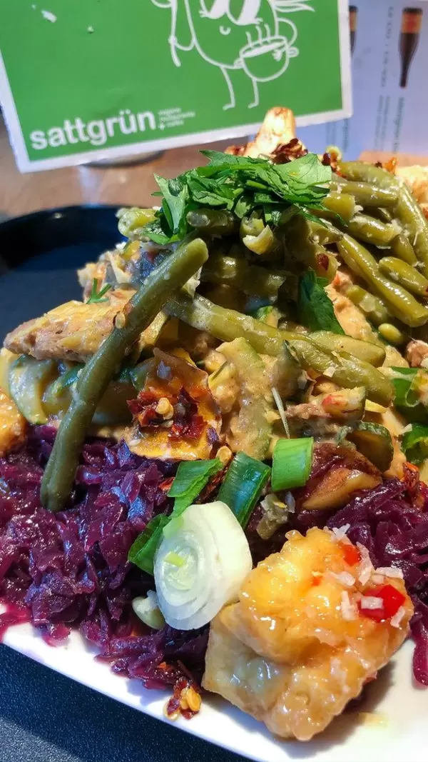 Große Auswahl beim veganen Buffet von Sattgrün in Köln mit vielen frischen Gemüsesorten