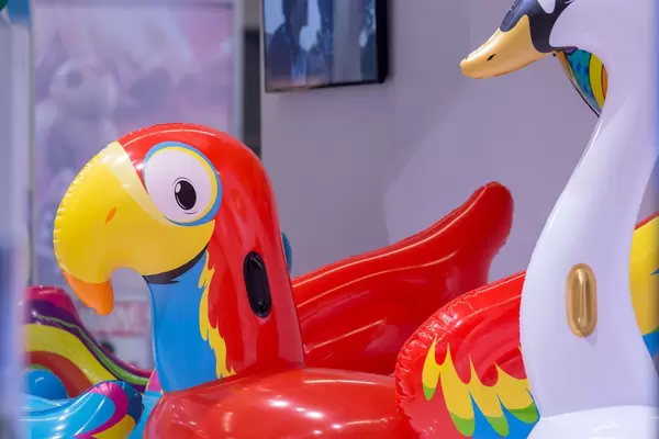 Große Badetiere fürs Schwimmbad. Papagei, Schwan und Co
