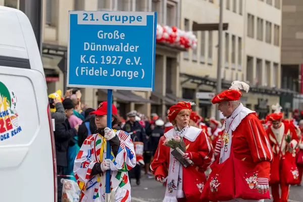 Große Dünnwalder K.G. beim Rosenmontagszug - Kölner Karneval 2018