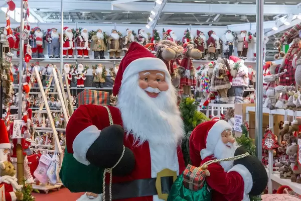 Große fröhliche Weihnachtsmann Figur umgeben von verschiedenen kleineren Variationen im Hintergrund