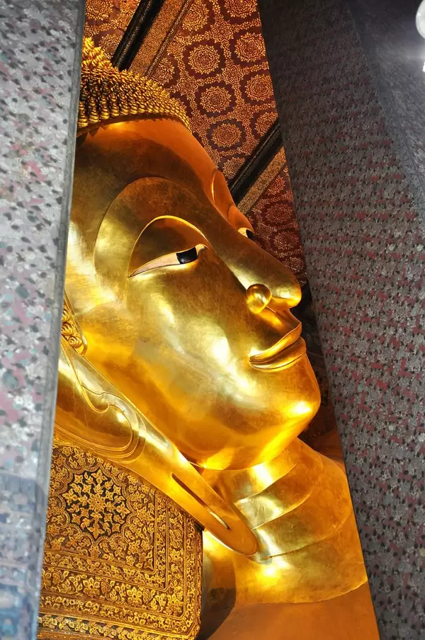 Große, goldfarbene Buddha-Statue in einem Tempel - Thailand