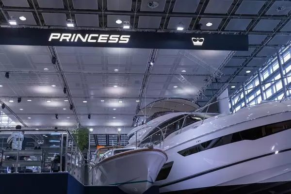 Große luxuriöse Yacht neben Motorboot in Ausstellung der Messe boot Düsseldorf