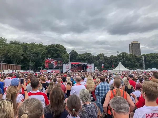 Große Menschenansammlung vor der Bühne bei der 1. FC Köln Saisoneröffnung 2018/2019