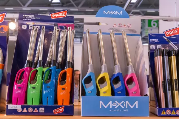 Große Nutzfeuerzeuge in verschiedenen Farben als Aufsteller