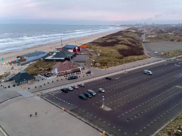 Große Parkfläche am Strand von Bloemendaal aan Zee, Niederlande mit einigen Restaurants