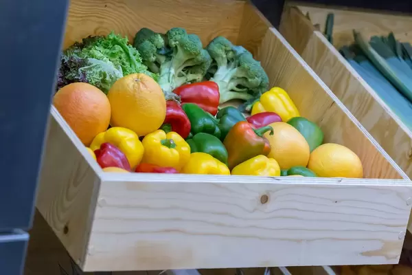 Große Schublade aus Vollholz mit Gemüse