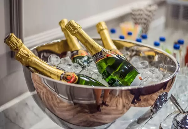 Große Schüssel mit Sekt auf Eis