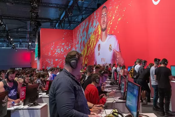 Große Spielstation von EA: Videospieler testen das Fußballspiel FIFA 20 auf der Gamescom