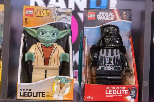 Große Star Wars Lego Figuren Yoda und Darth Vader als LED Taschenlampe
