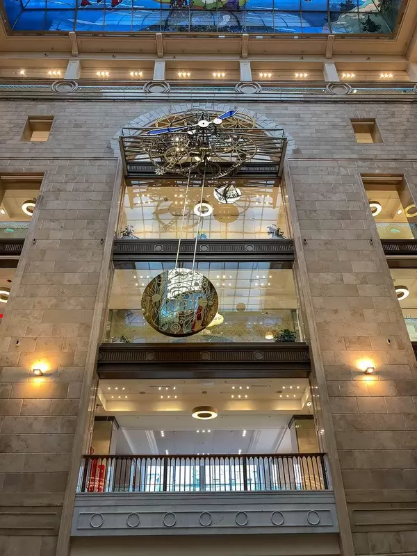 Große Uhr mit Pendel im Einkaufszentrum Kuznetsky Most