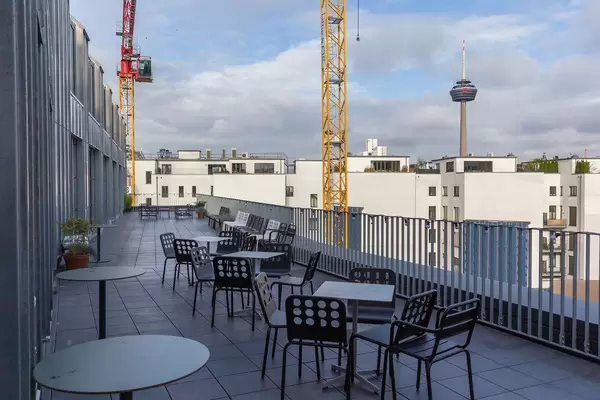 Großer Balkon der WeWork Büroflächenvermietung: Coworking in Köln, mit Blick auf den Colonius Fernsehturm