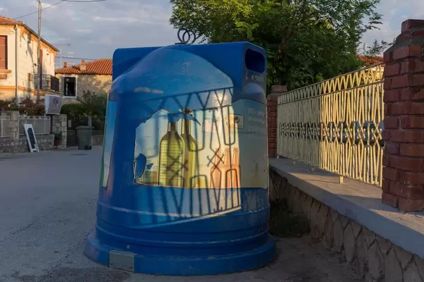 Großer blauer Mülleimer für Glas. Abfalltrennung in Griechenland