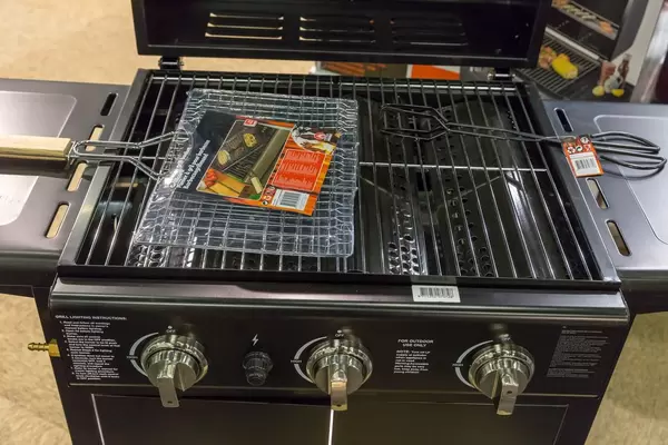 Großer Gasgrill mit Grillkorb und Grillzange - IAW Köln 2018