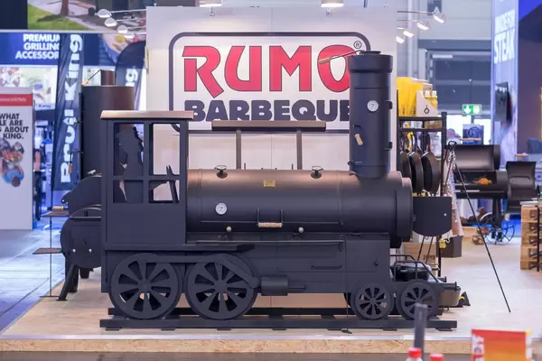 Großer Grill in Form eine Lock am Messestand von RUMO BBQ