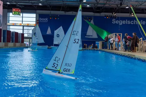 Großer Innenpool mit Miniatur-Segelbooten wirbt für Segelschule an Messe boot Düsseldorf
