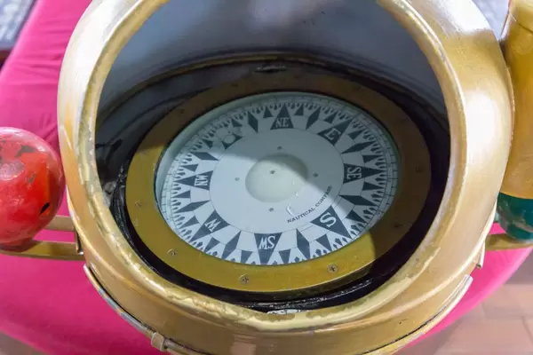 Großer Kompass auf einem Ausflugsschiff