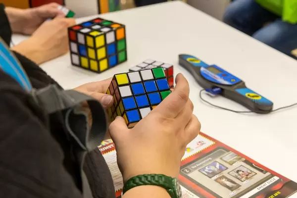 Großer Magischer Würfel wird von einer Frau gespielt