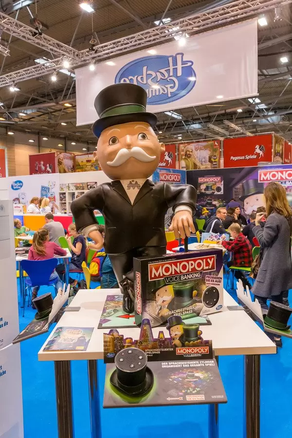 Großer Monopoly Voice Banking Aufsteller am Monopoly Stand der Spiel Messe in Essen