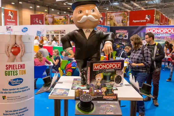 Großer Monopoly Voice Banking Aufsteller auf der Spiel Messe in Essen