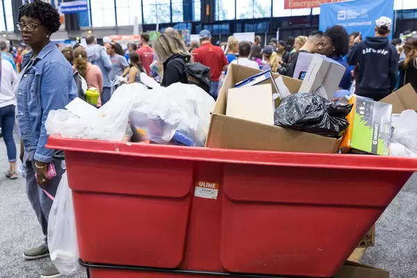 Großer, offener Müllcontainer