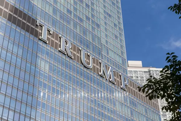 Großer "Trump" Schriftzug auf dem Trump Tower in Chicago, Illinois