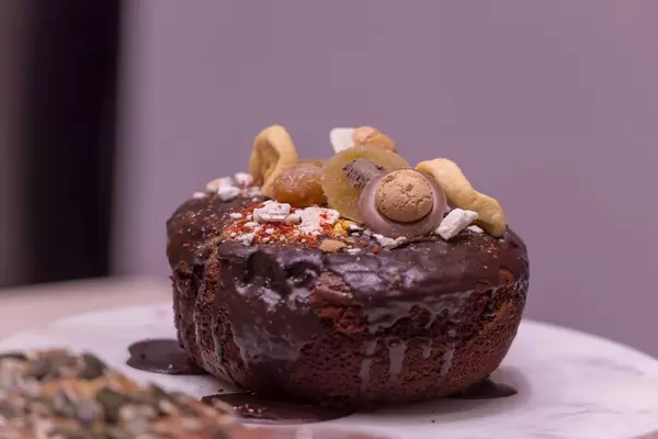 Großer Schokoladenkuchen mit Trockenfrüchten