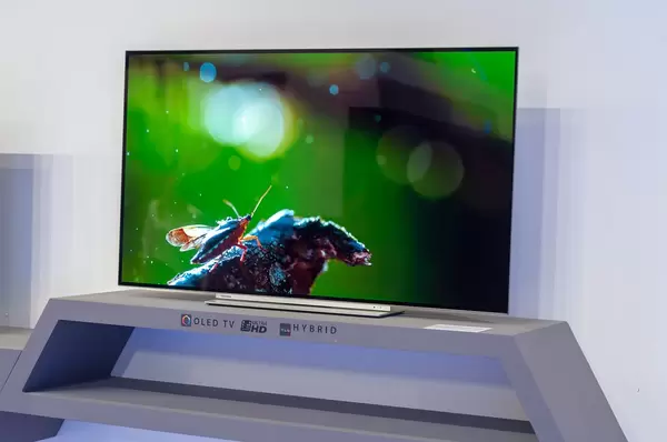 Großer Ultra-HD OLED Fernseher