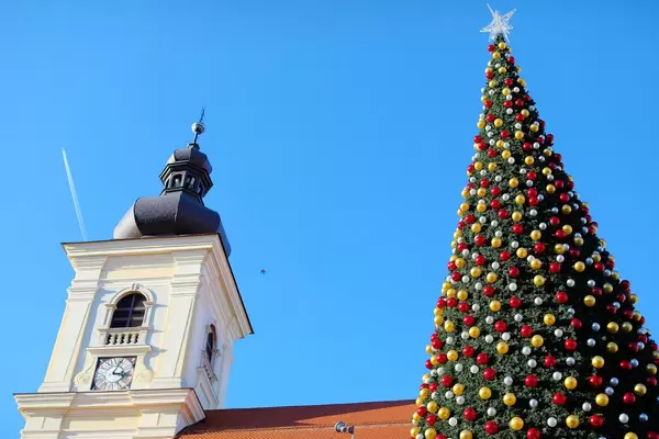 Großer Weihnachtsbaum mit Deko in drei Farben mitten in der Stadt