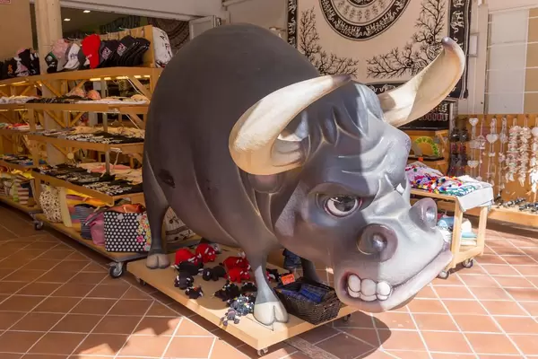 Großer Zeichentrickbulle in einem Geschäft auf Mallorca