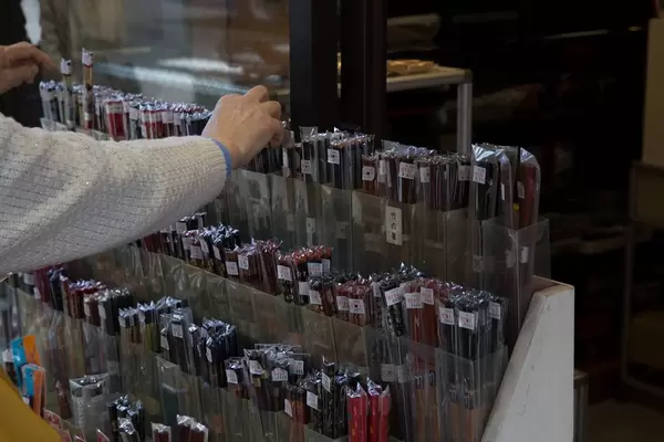 Großes Angebot an Fächern in einem Geschäft in Tokyo