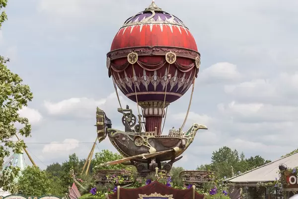 Großes aufblasbares Luftschiff am Tomorrowland Festival in Boom, Belgien