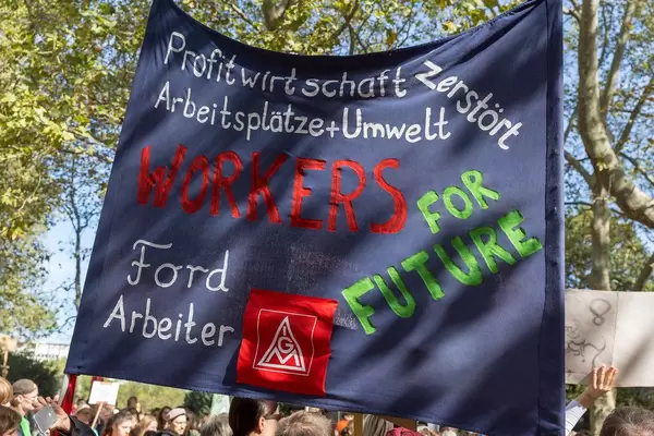 Großes Banner der Workers for Future Bewegung gegen Profitwirtschaft