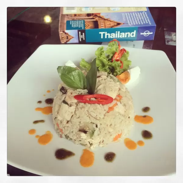 Großes Reisbällchen mit Fisch und Gemüse