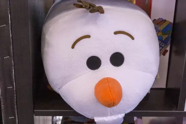 Großes Schneemann Plüsch mit Karotte als Nase